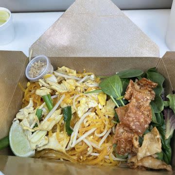 Pad Thai Noodle w/ Chicken 