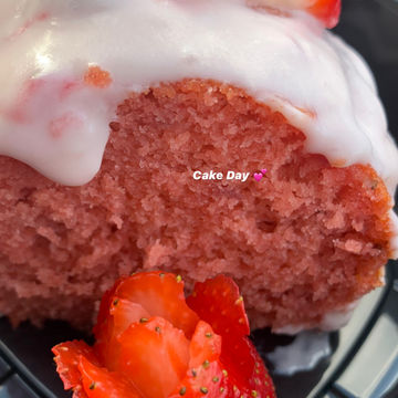 Fresh Strawberry Cake with Strawberry cream cheese frosting 