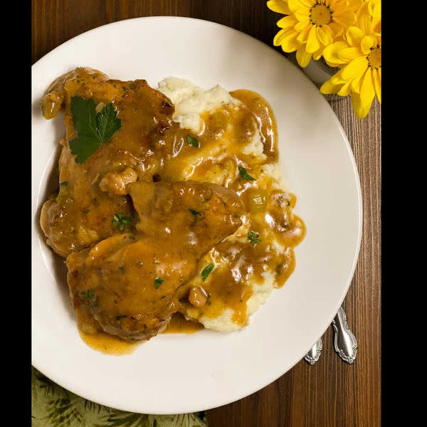 Smothered Pork Chops (2pcs)