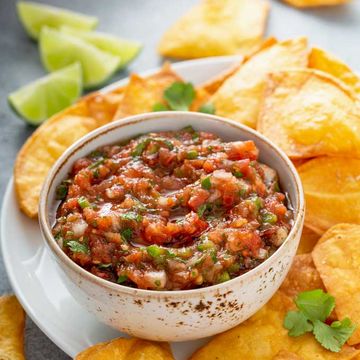 Tortilla Chips w/ Salsa & Guacamole 