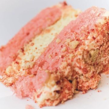 Strawberry Crunch Cake 
