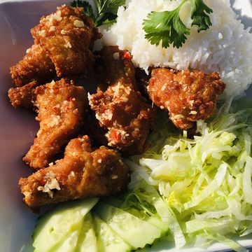 Garlic wings on rice 