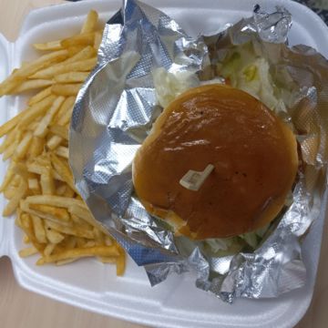 Cheeseburger W/ Fries 