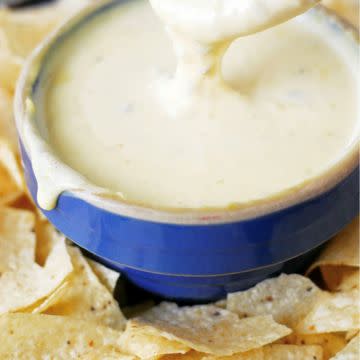 Cheese dip & chips 