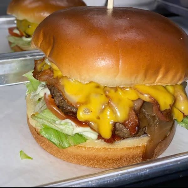 5oz. Clasic Cheeseburger 