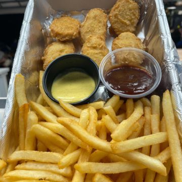 Chicken Nuggets & Fries 