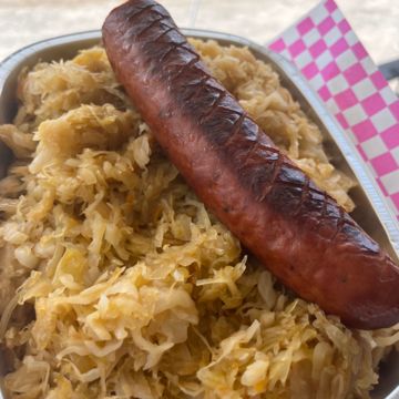 Kiełbasa on sauerkraut with bread