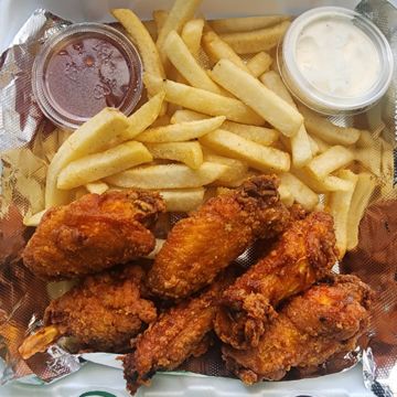 Fried chicken wings w/fries 