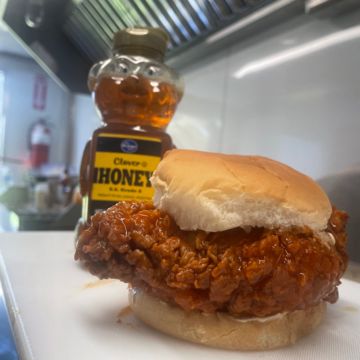 HOT HONEY CHICKEN SANDWICH W/ DRINK