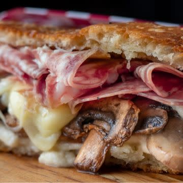 Focaccia Salame e Funghi