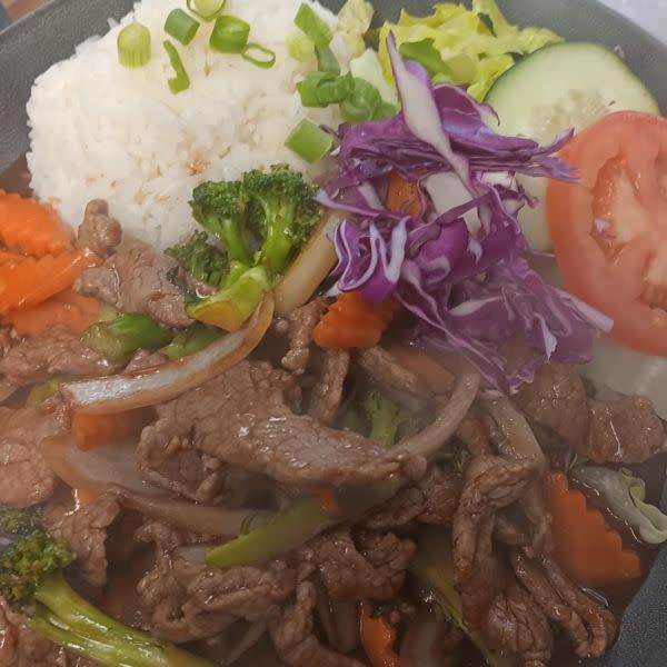 Beef and broccoli stir fry