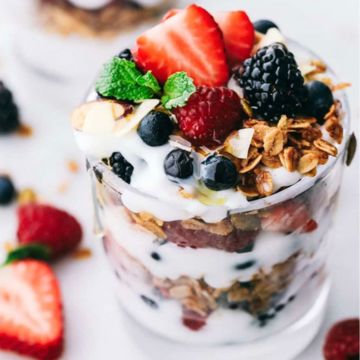 Granola yogurt parfait