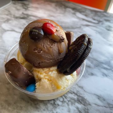 Ice Cream Cup w/ Cookies