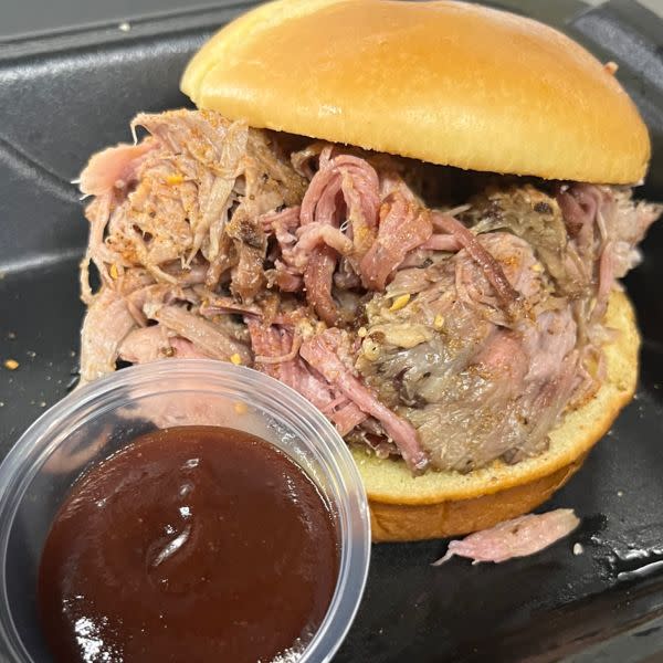 Pulled Pork Sandwich w/chip