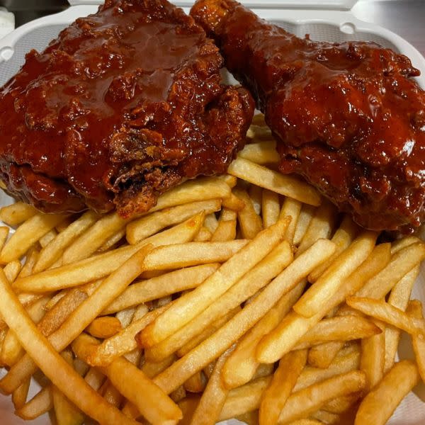 Bbq Fried Chicken with fries