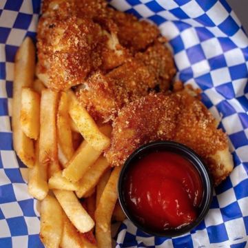 4 pc Cap 'N Crunch Chicken w/ Fries
