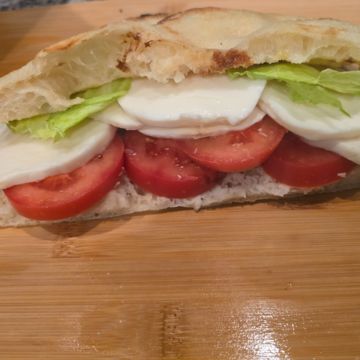 White pizza with tomatoes and Mozzarella