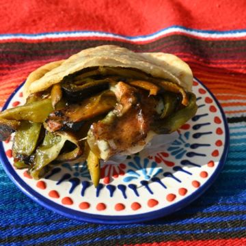 Gordita Rajas with cheese
