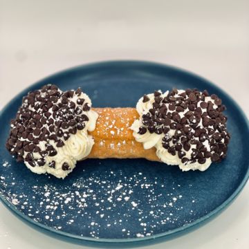 Bug and Bear's Traditional Cannoli