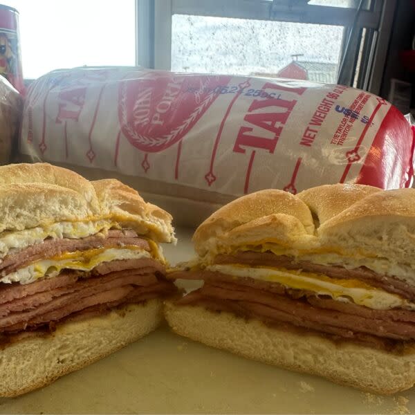 172 Taylor Ham, Egg, & Cheese on a Kaiser roll / Jamón Taylor, huevo y queso en un pan Kaiser