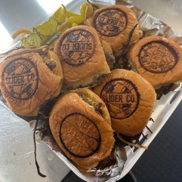160 6 sliders / 6 Pequeña hamburguesa con queso y cebolla a la parrilla