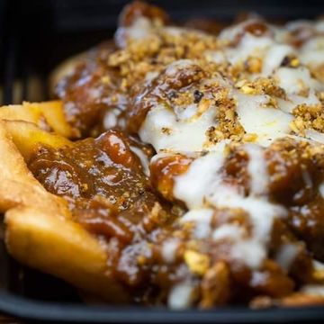 Smoked pepper chili cheese fries