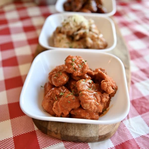 Boneless Wings (9-10) w/FRIES