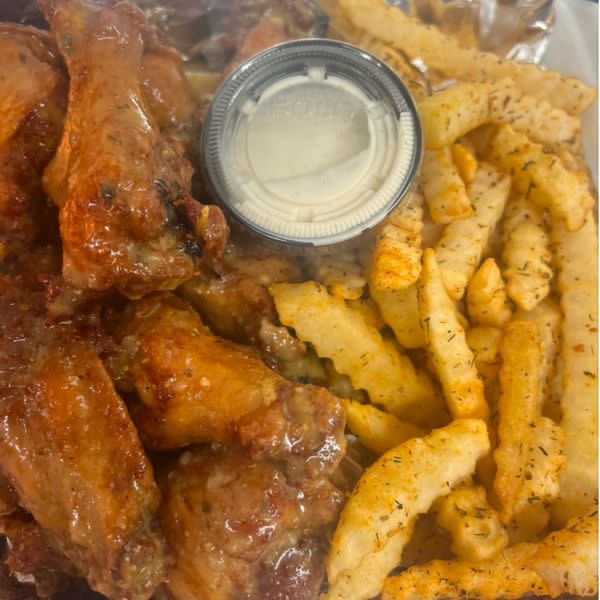 8pcs chicken wings w/fries