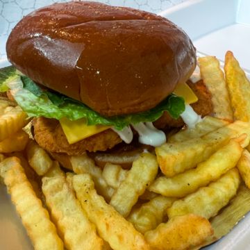 Chicken sandwich w/fries