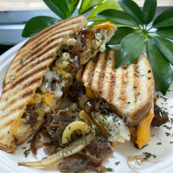 The Philly'N Mac Grilled Cheese