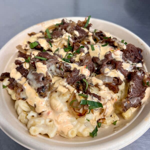 Mac n' Cheesesteak