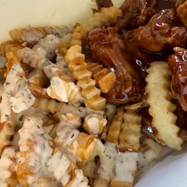 WORLD FAMOUS WING BASKET W/ DIRTY FRIES