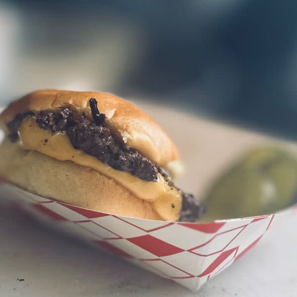 163 slider / Pequeña hamburguesa con queso y cebolla a la parrilla