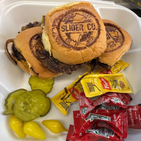 161 three sliders / 3 Pequeña hamburguesa con queso y cebolla a la parrilla