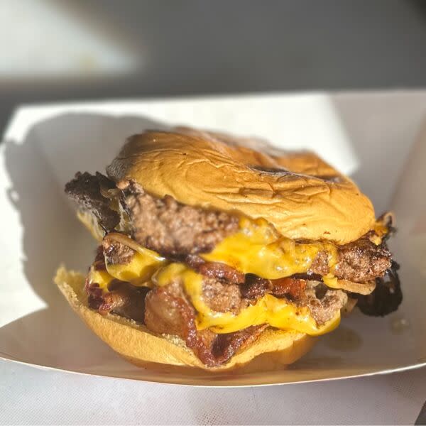 159 double slider / Hamburguesa doble con queso y cebolla a la parrilla