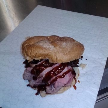 GIGGY’S CHARBROILED PIT-BEEF SANDWICH