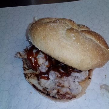 GIGGY’S CHARBROILED PIT-TURKEY SANDWICH