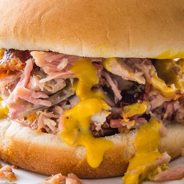 GIGGY’S CHARBROILED PIT-HAM SANDWICH