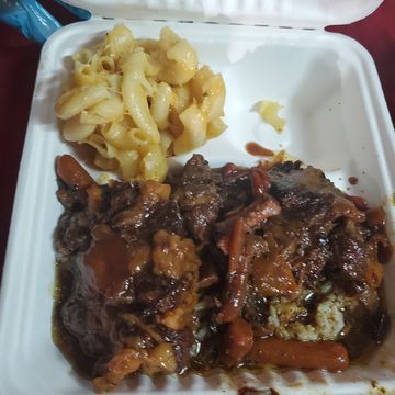 Jamaican Me Hungry Oxtail w/ Rice *Must be Pre-Ordered Before Noon* $14 / 20