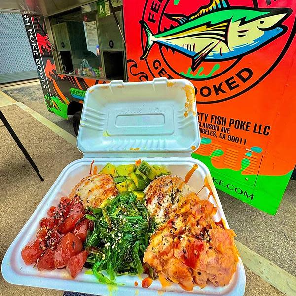 How to Hire Food Trucks That Come to Your Business